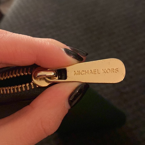 Michael Kors Jet Set Travel Saffiano Leather Quarter Zip Wallet - Picture 8 of 9